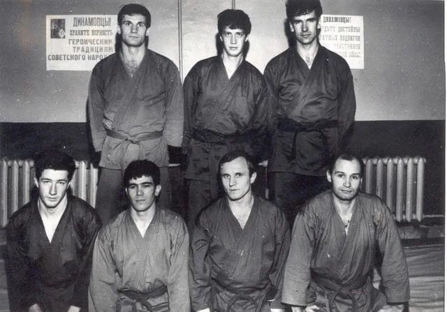 Секция рукопашного боя ЭРС "Динамо" 1987 г. (вверху: О.Величко, А. Прончатов, Ю. Соловьёв, внизу: Ю.Туровский, Б. Азимов, Д. Самощук, Ю. Лахтиков).